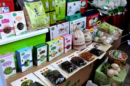 首屆江西鄱陽(yáng)湖綠色農(nóng)產(chǎn)品展銷會(huì)開(kāi)幕 南昌瓦罐湯亮相引圍觀.